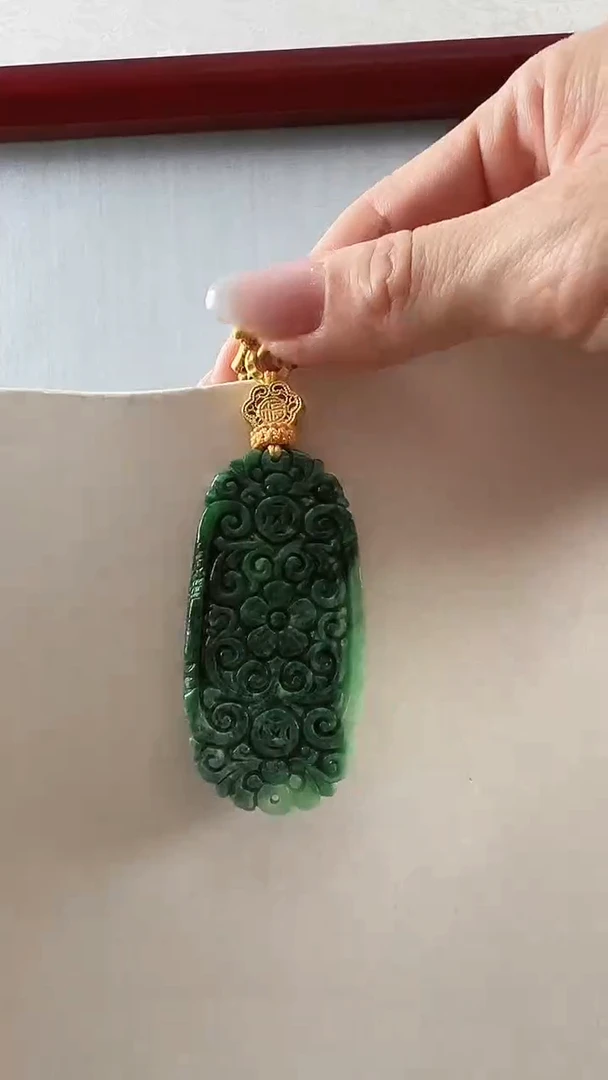 翡翠未镶嵌颈饰九尾狐