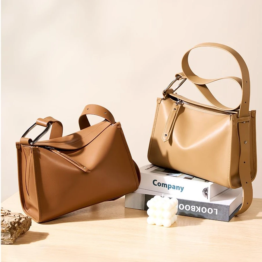 新款枕头包邮差包真皮小众高级感女士斜挎包休闲包上班通勤包