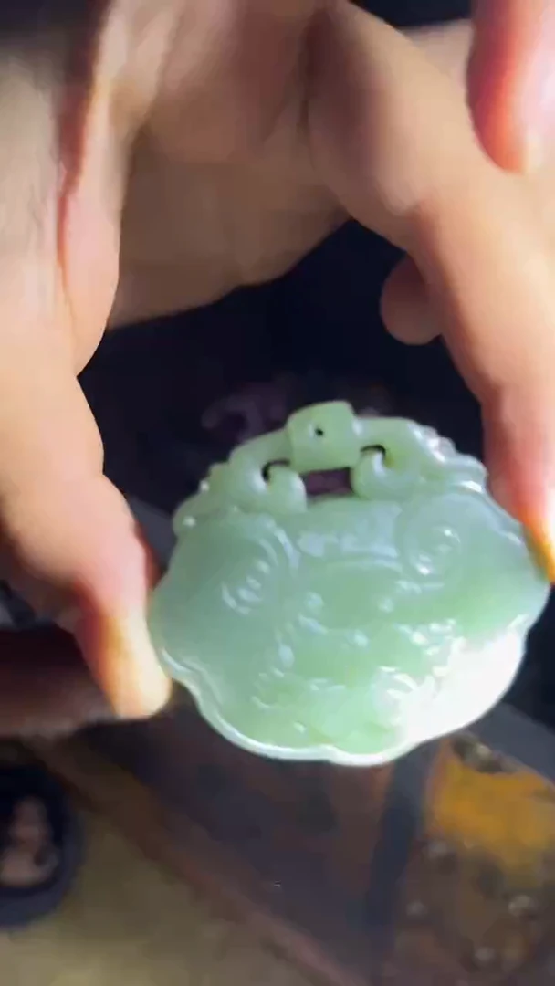 和田玉未镶嵌挂件青白如意锁