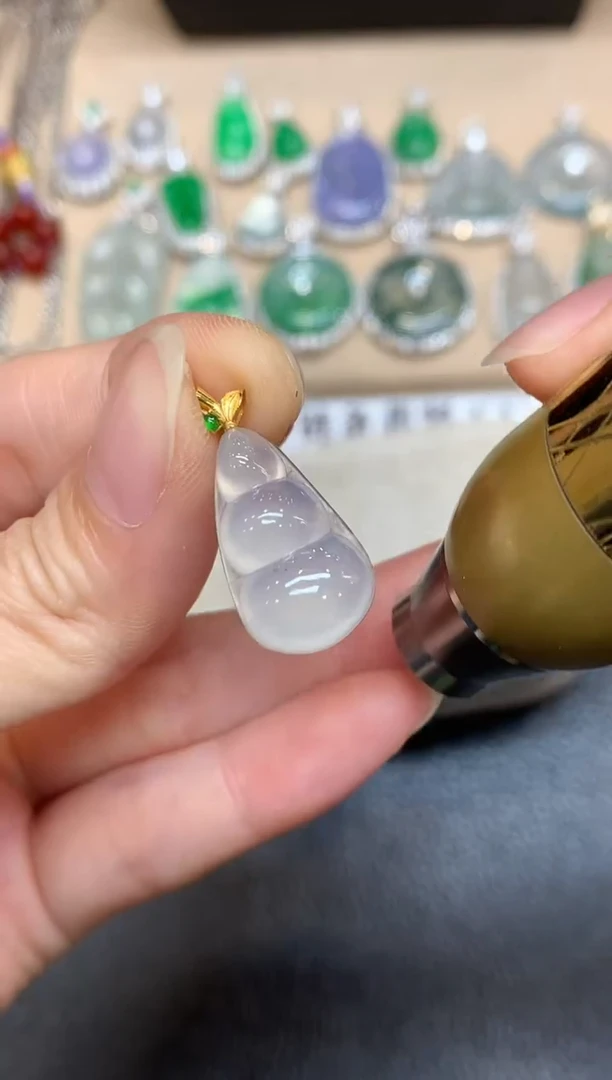 颈饰18K金镶嵌翡翠福豆【无服务费