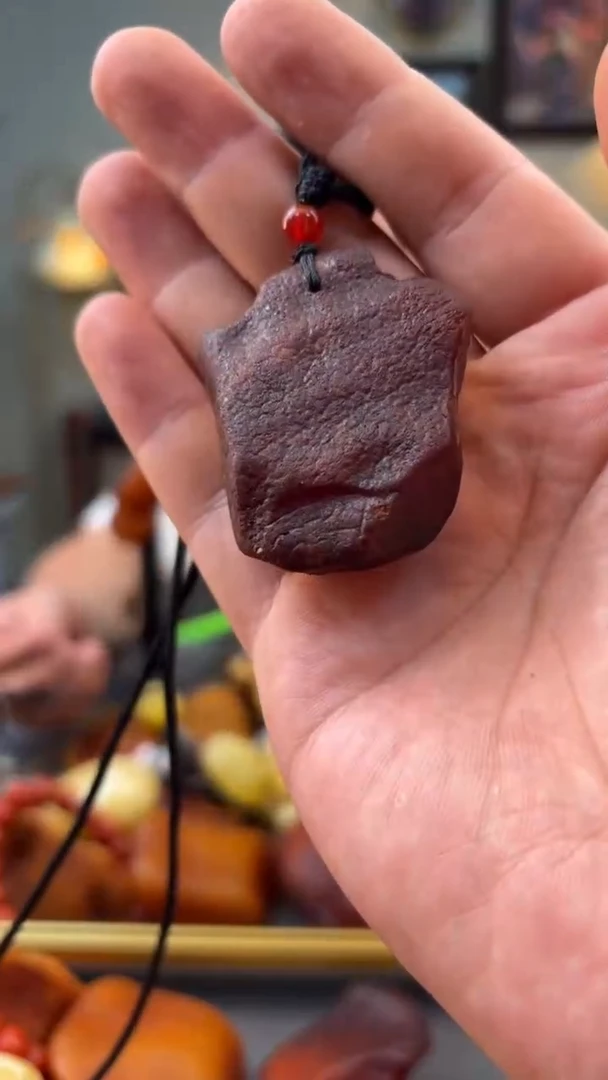 未镶嵌颈饰琥珀吊坠
