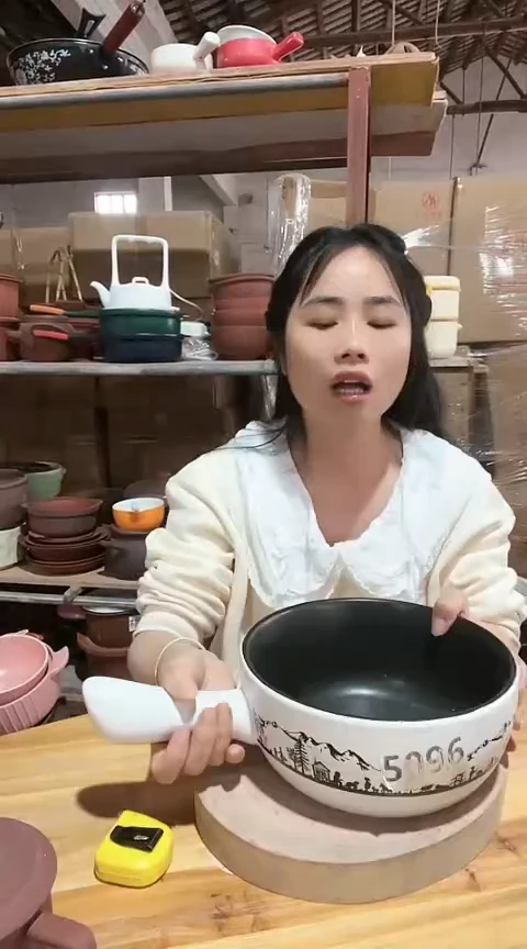 陶瑕疵白黑手把锅不带盖不圆色差