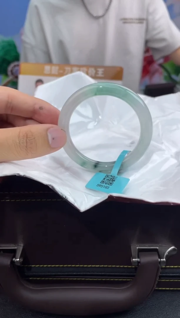 翡翠手镯未镶嵌5  翡翠手镯