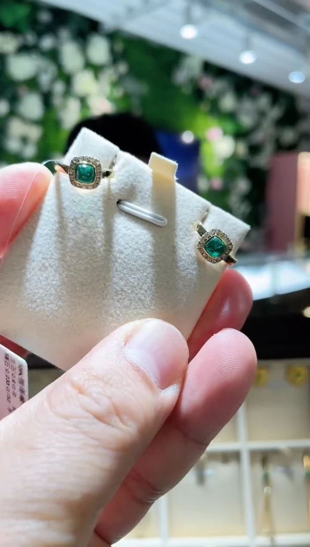 【闪购商品】祖母绿耳饰18K金镶嵌0.9ct总  3.6g