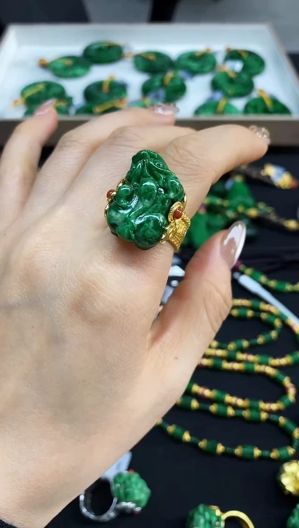 颈饰未镶嵌翡翠戒指