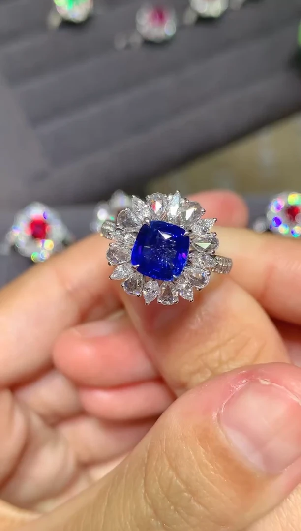 戒指蓝宝石18K金镶嵌2.0CT