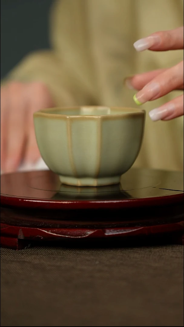 粉青 四方葵口杯 带底款
