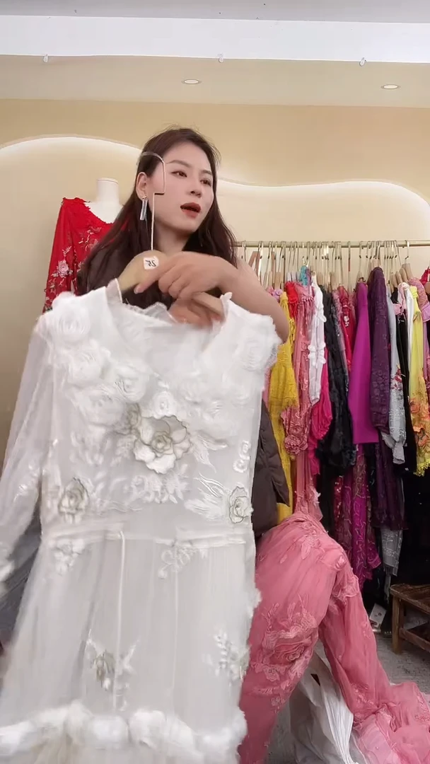 常规娃娃领连衣裙