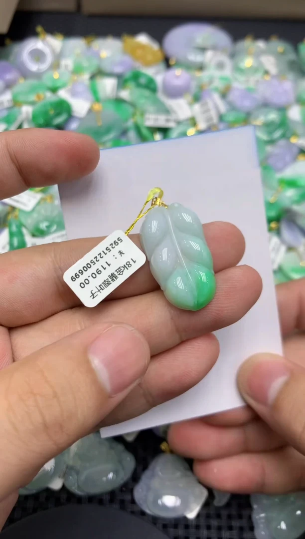 颈饰18K金镶嵌翡翠天然缅甸翡翠A货