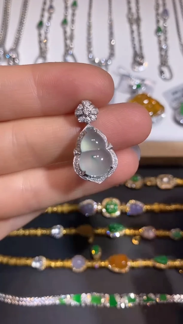 颈饰18K金镶嵌翡翠吊坠