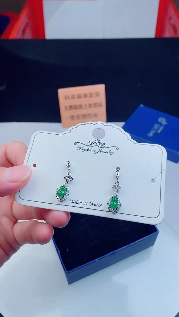 颈饰未镶嵌翡翠  `