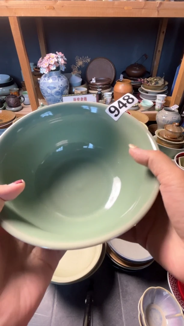 瓷片天**清948绿色雕刻面碗