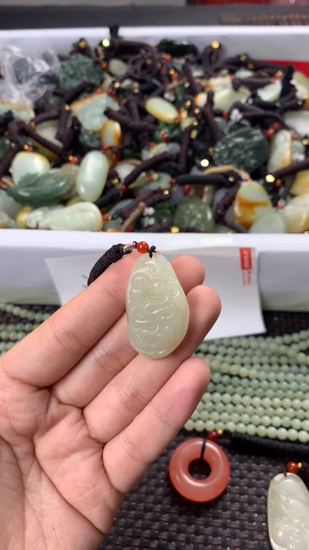 【闪购商品】和田玉颈饰未镶嵌多样性发货没有证书拍一发一有瑕