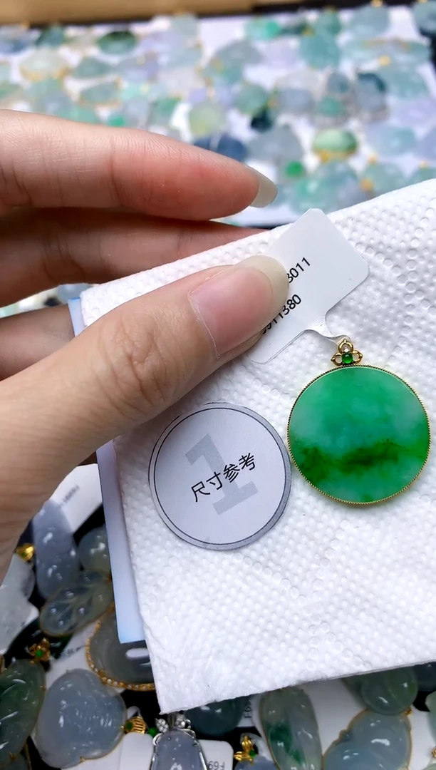 颈饰18K金镶嵌翡翠天然A货翡翠
