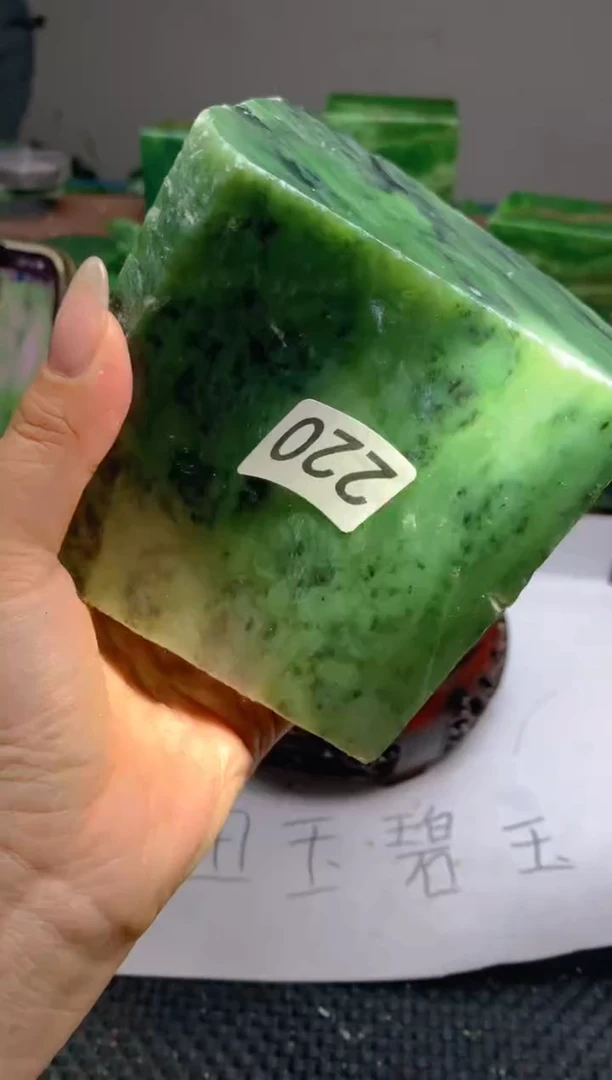 和田玉（碧玉）未镶嵌珠宝半成品1