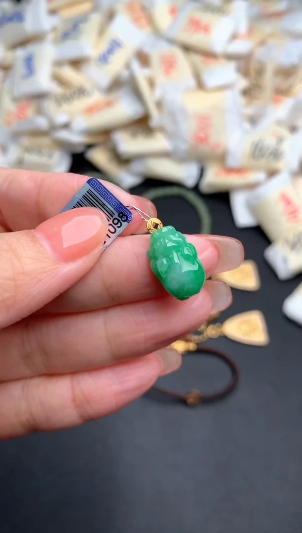 18K金镶嵌挂件翡翠一