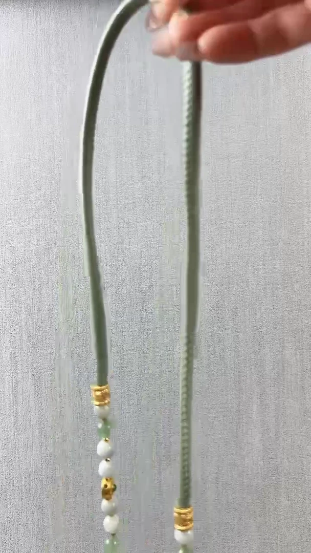 翡翠未镶嵌颈饰浅绿链子