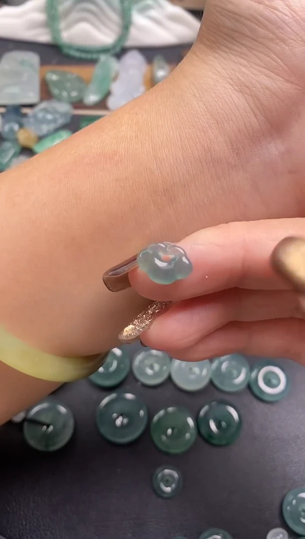 颈饰未镶嵌翡翠祥云锁