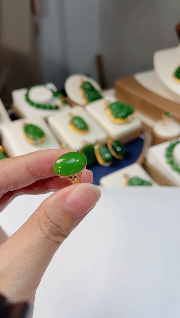 18K金镶嵌戒指和田玉蛋面