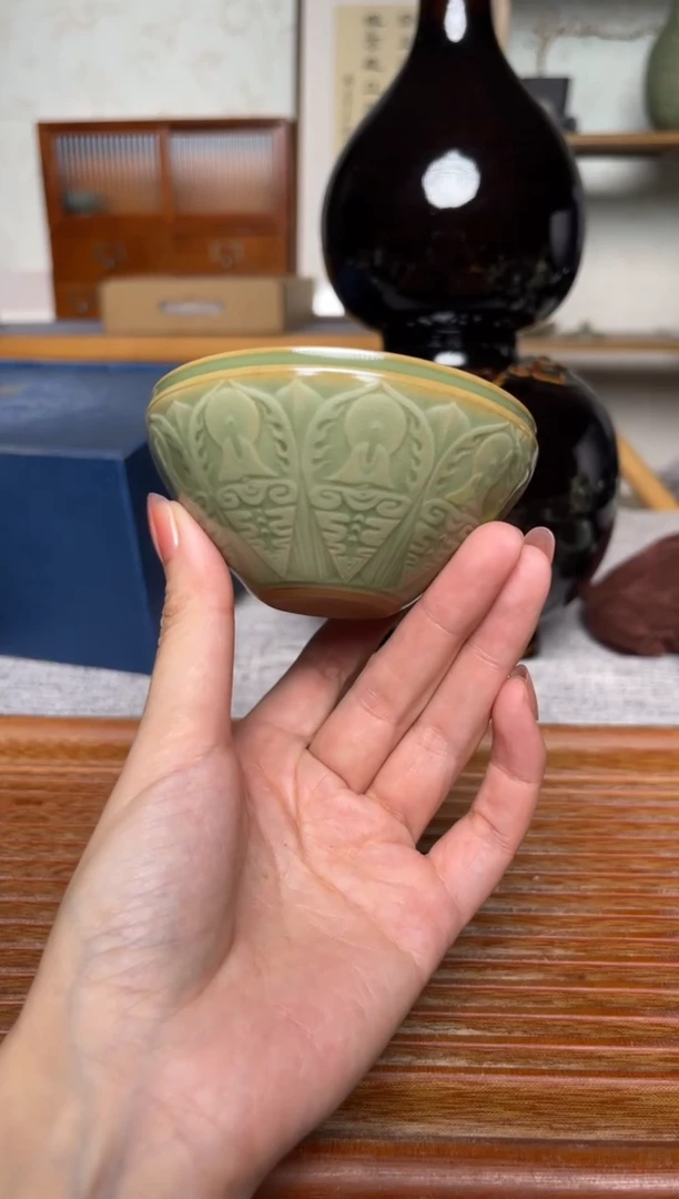 瓷器耀州窑橄榄绿禅定杯   微瑕