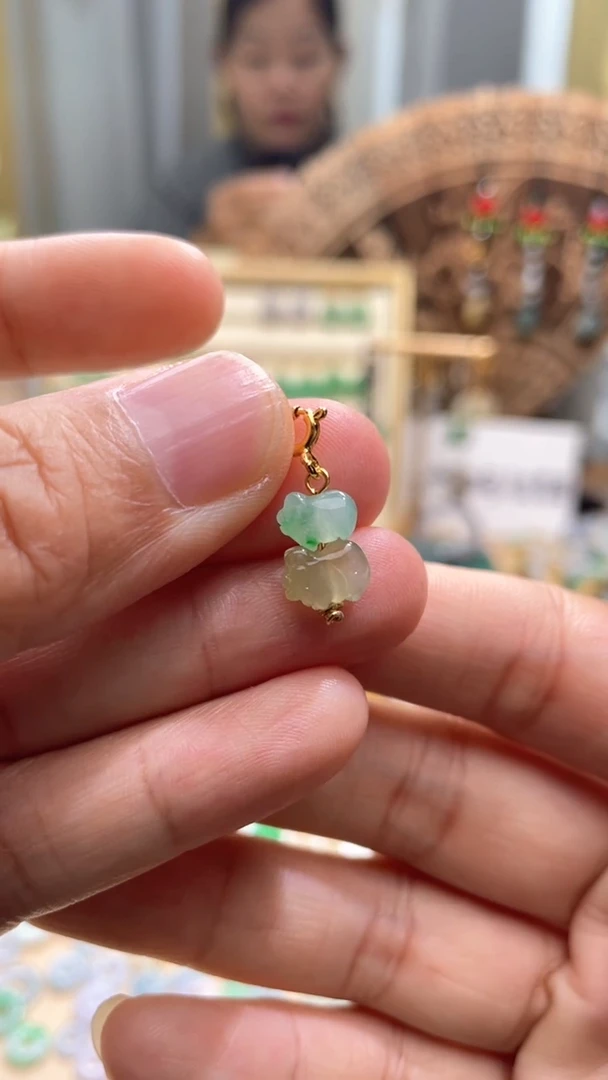 【闪购商品】翡翠颈饰未镶嵌猪猪2滴流