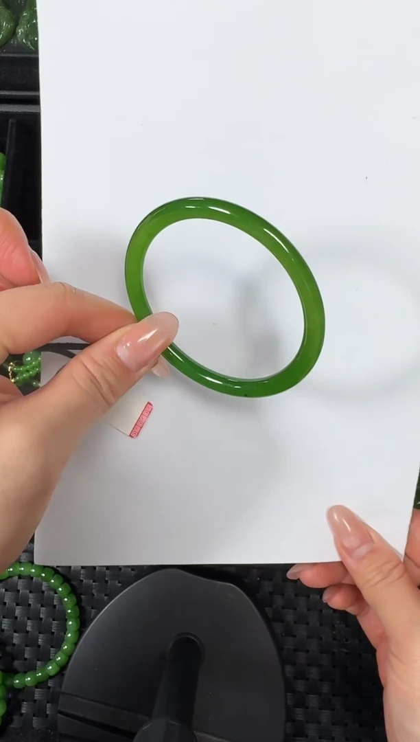 未镶嵌手镯和田玉（碧玉）池乌兰乌德苹果绿52三个点