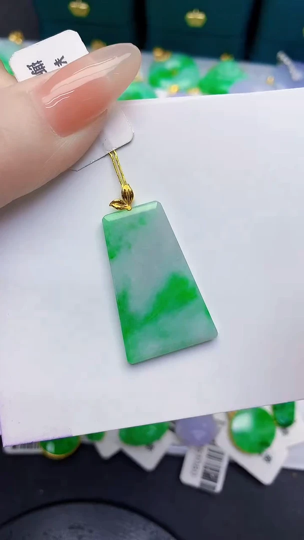 颈饰18K金镶嵌翡翠缅甸天然翡翠A货