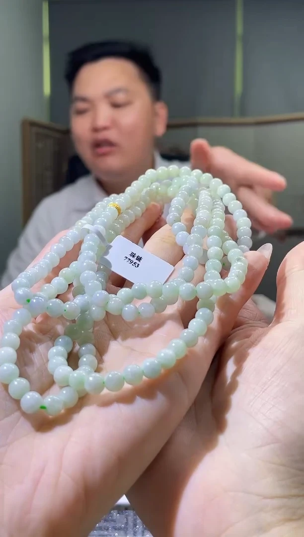 翡翠未镶嵌颈饰翡翠未镶嵌颈饰多样性发其一