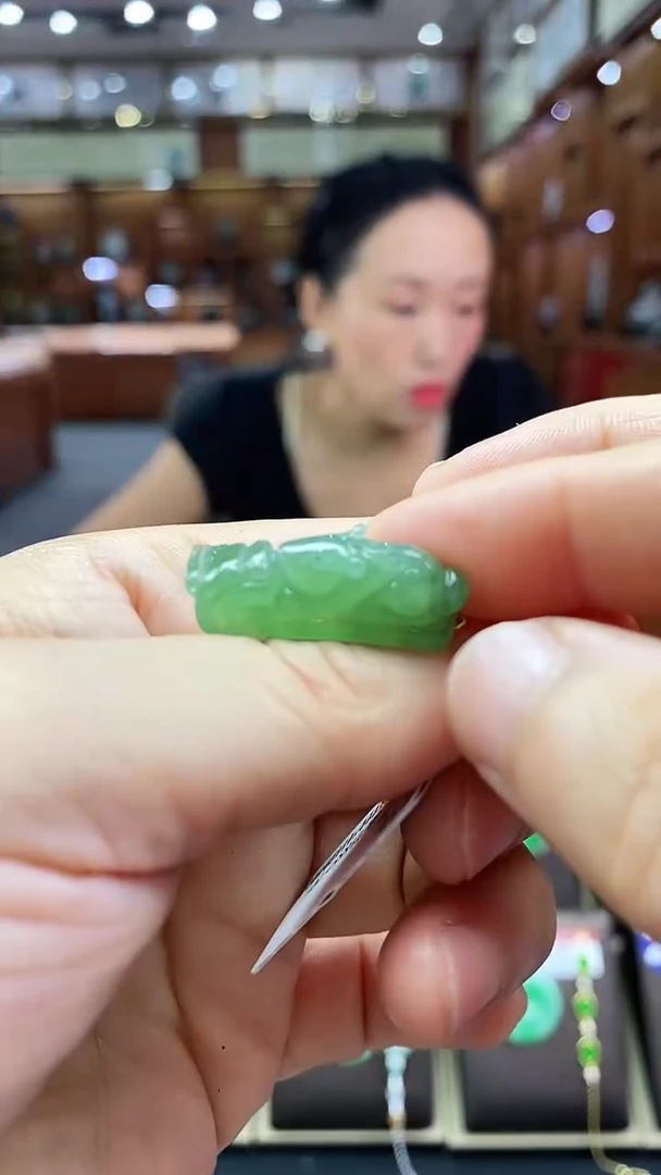 翡翠未镶嵌颈饰花件