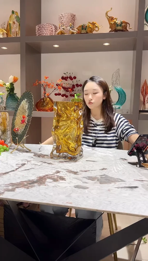 设计师款琥珀色花瓶