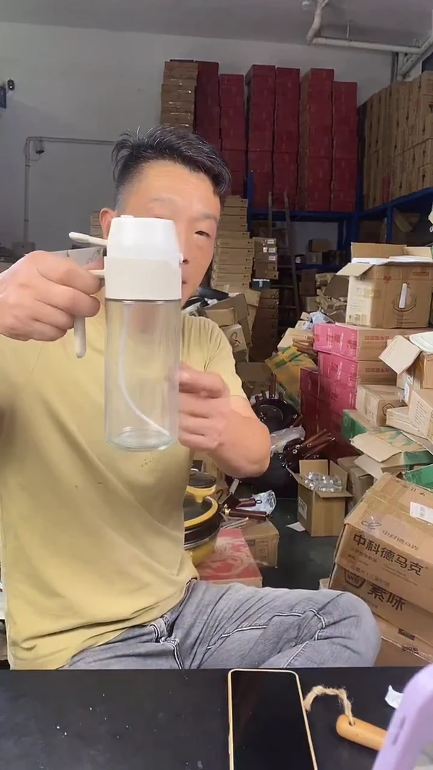 食品级塑料1喷倒两用油壶 米色