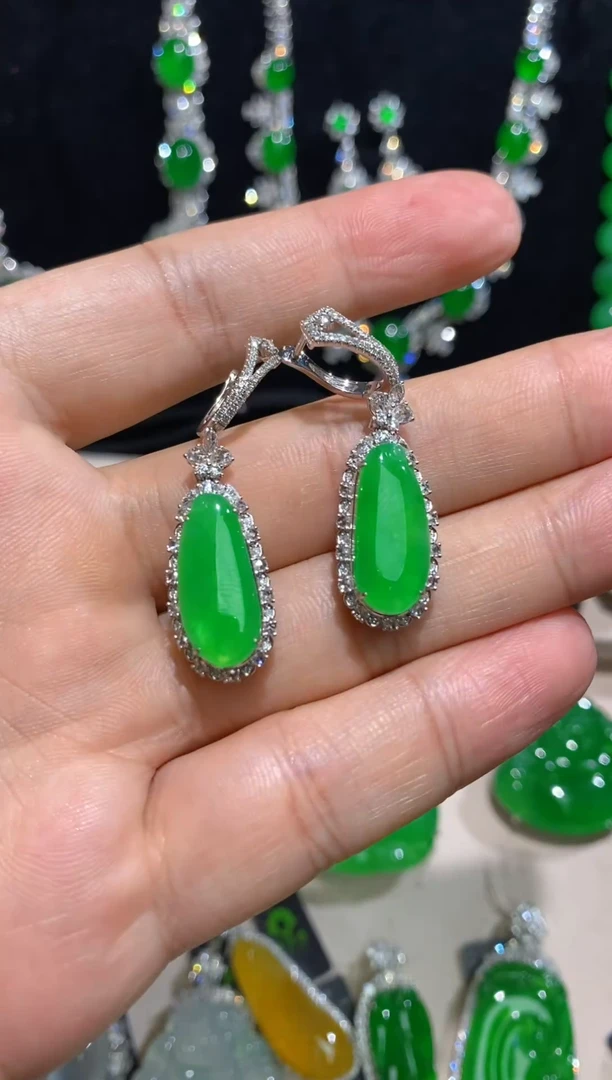 18K金镶嵌翡翠耳饰翡翠耳坠