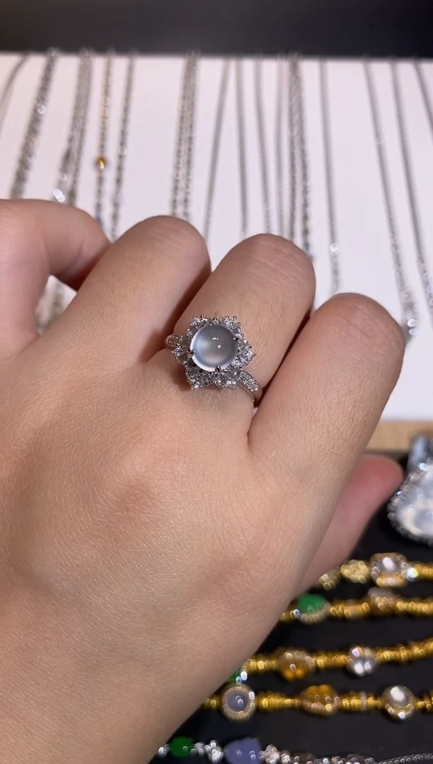 18K金镶嵌戒指翡翠戒指