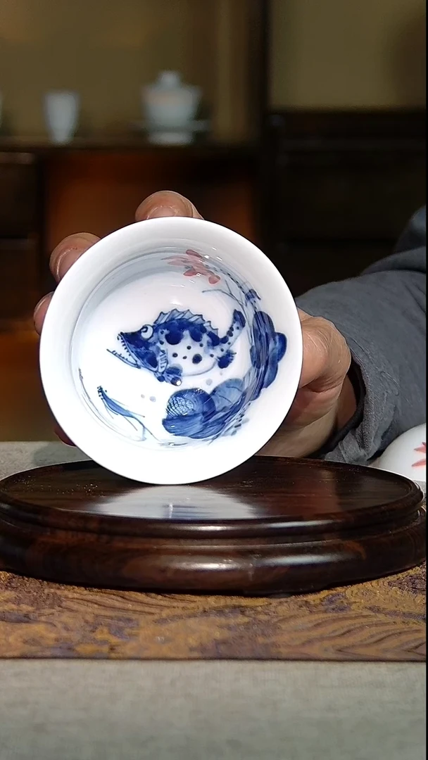 景德镇 全手制手绘青花佳彩桂鱼压手杯