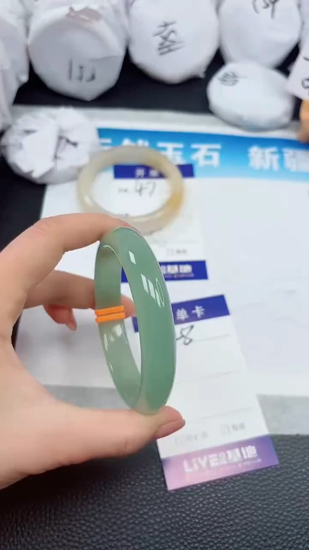 【闪购商品】石英质玉手镯未镶嵌48