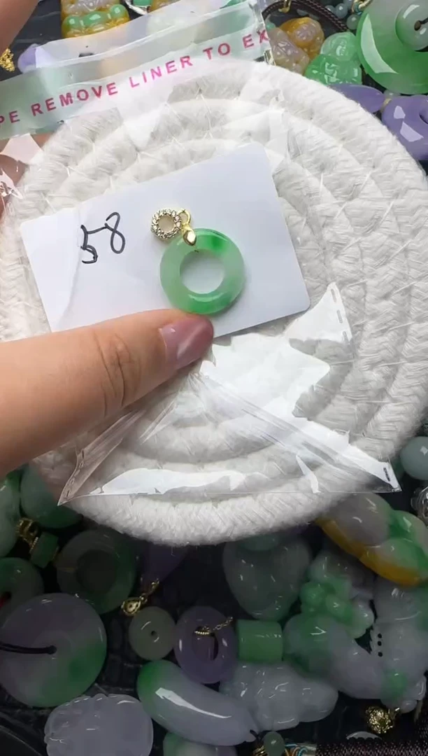 颈饰未镶嵌翡翠缅甸翡翠吊坠