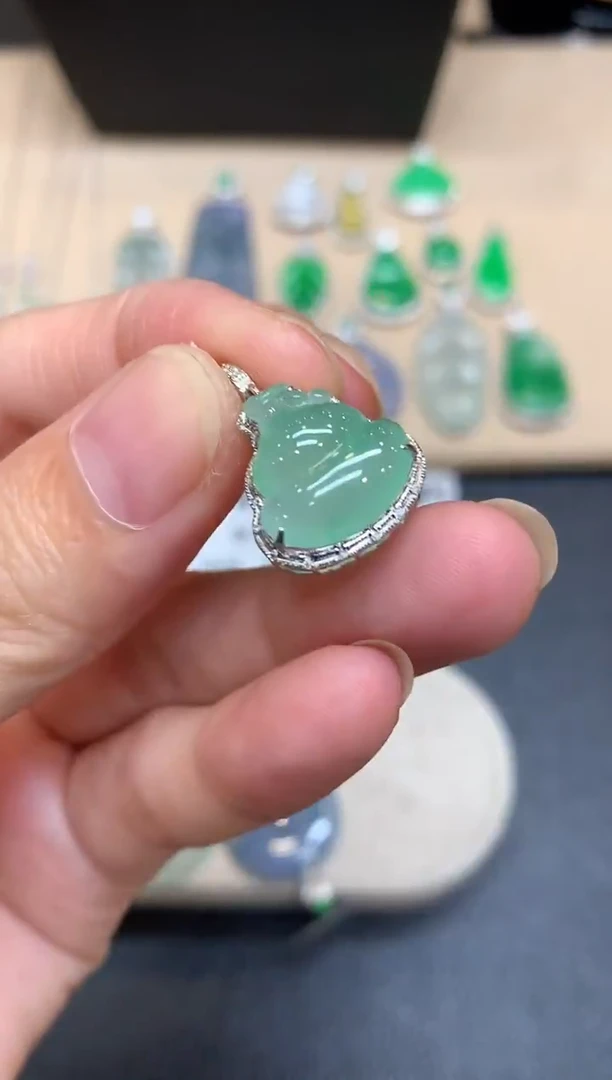 颈饰18K金镶嵌翡翠葫芦【无服务费