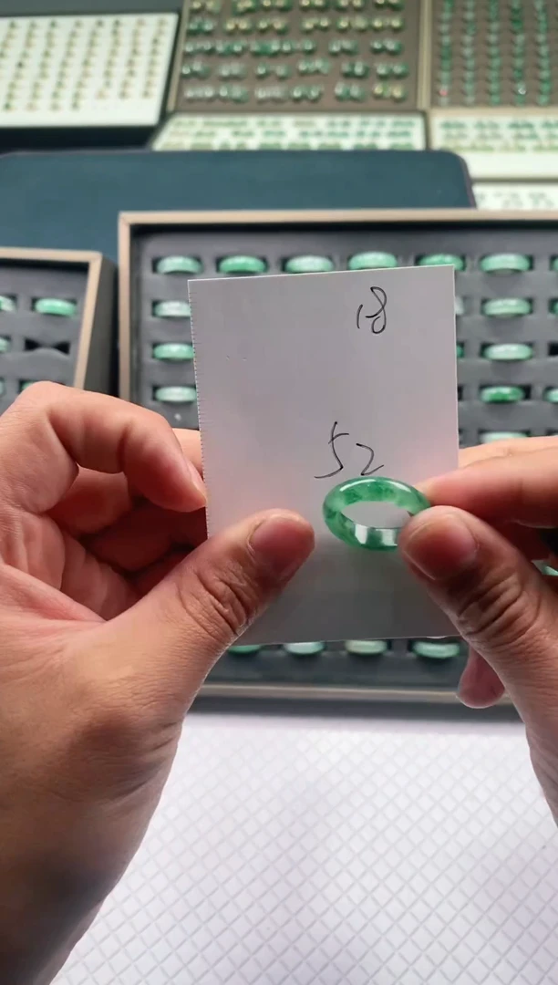 未镶嵌石英质玉（非洲翠）戒圈戒圈