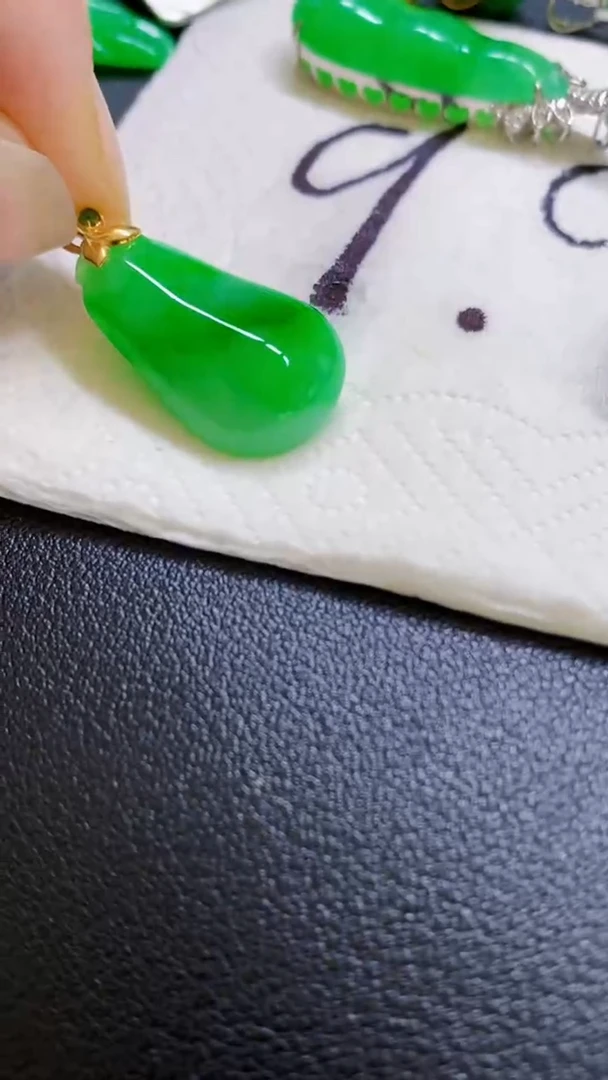 颈饰18K金镶嵌翡翠瓜