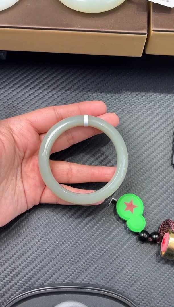 未镶嵌手镯和田玉且末微色差近矿55+