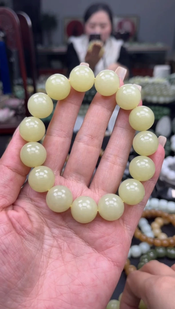 【闪购商品】和田玉手串未镶嵌鸡油黄卡15+