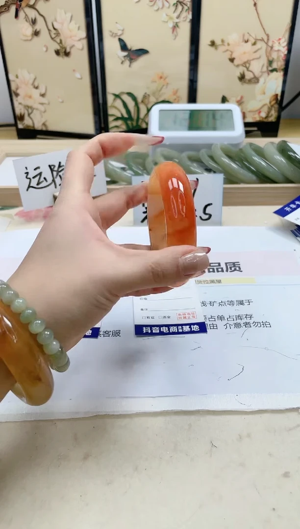 【闪购商品】石英质玉手镯未镶嵌79/56.9