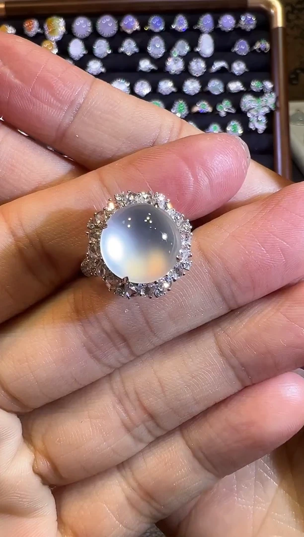 【闪购商品】翡翠戒指18K金镶嵌玻璃种起光鸽子蛋戒指