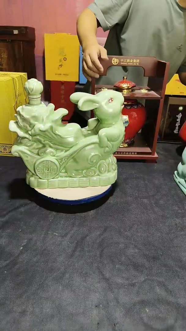 1个5斤装青釉色兔子陶瓷空酒瓶