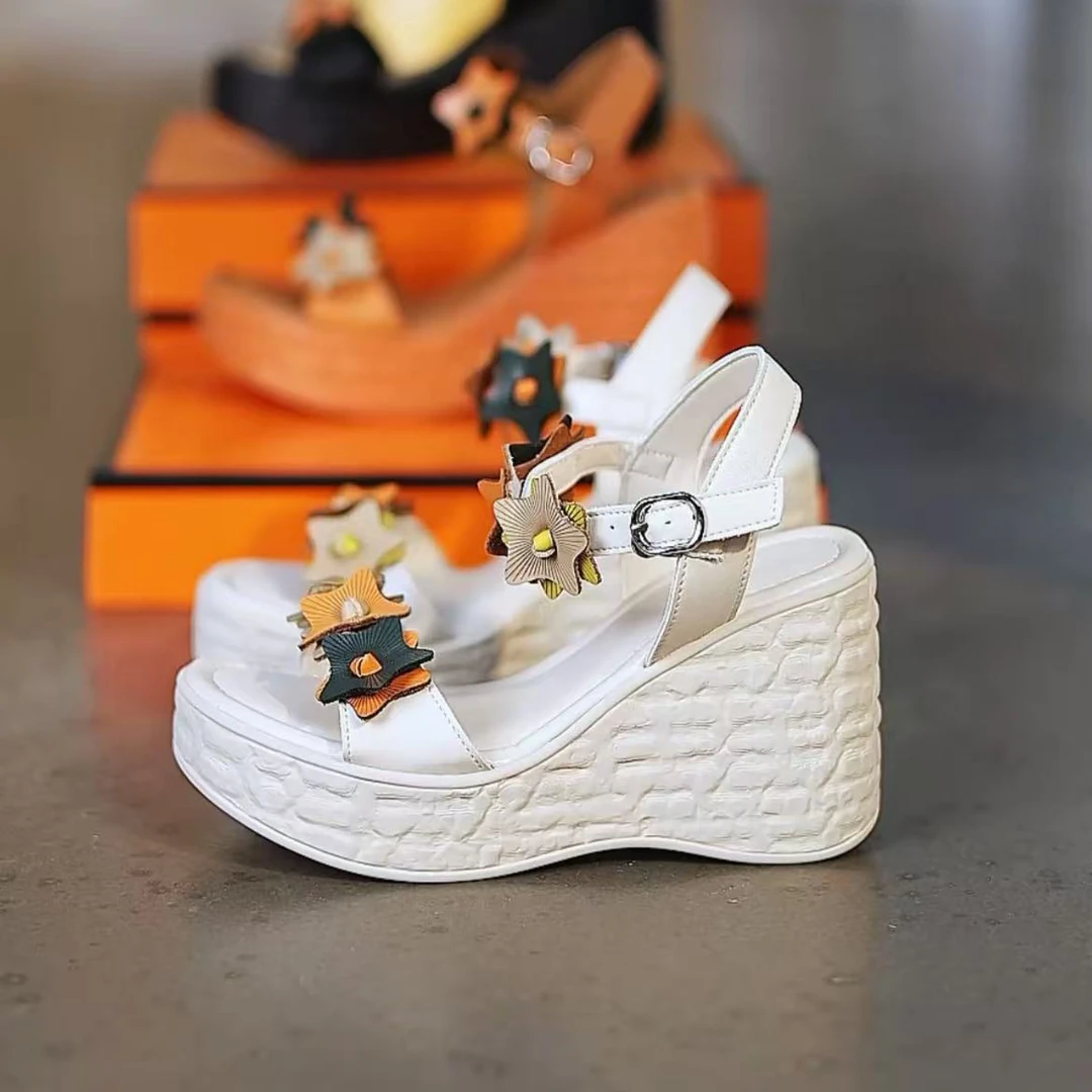 M1坡跟厚底夏季松糕凉鞋女增高2025软底轻便花朵拖鞋运动休闲百搭