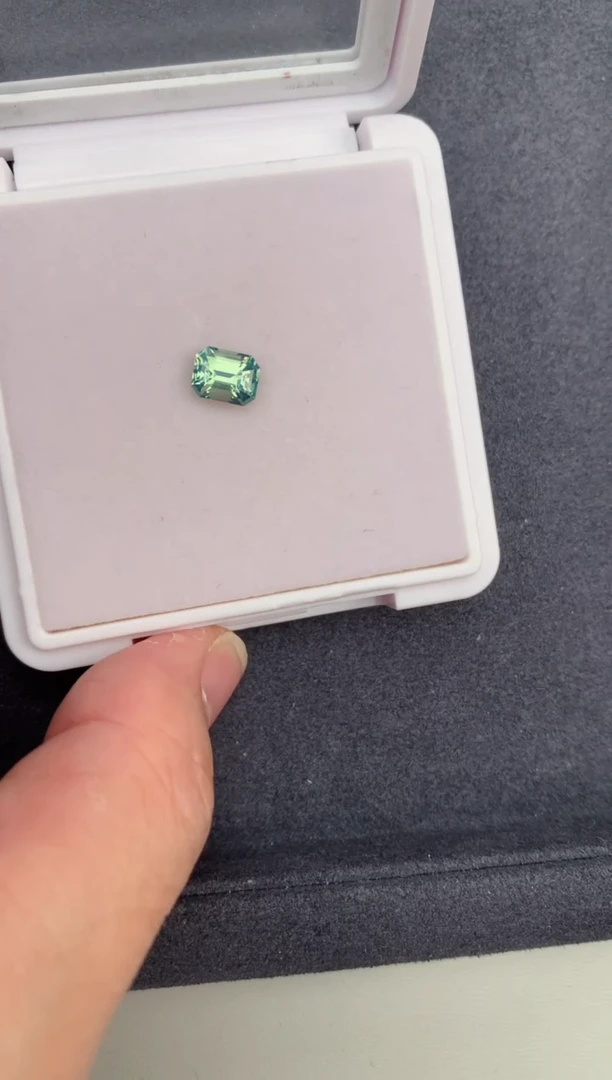 【闪购商品】彩色蓝宝石裸石未镶嵌1.4ct绿蓝宝