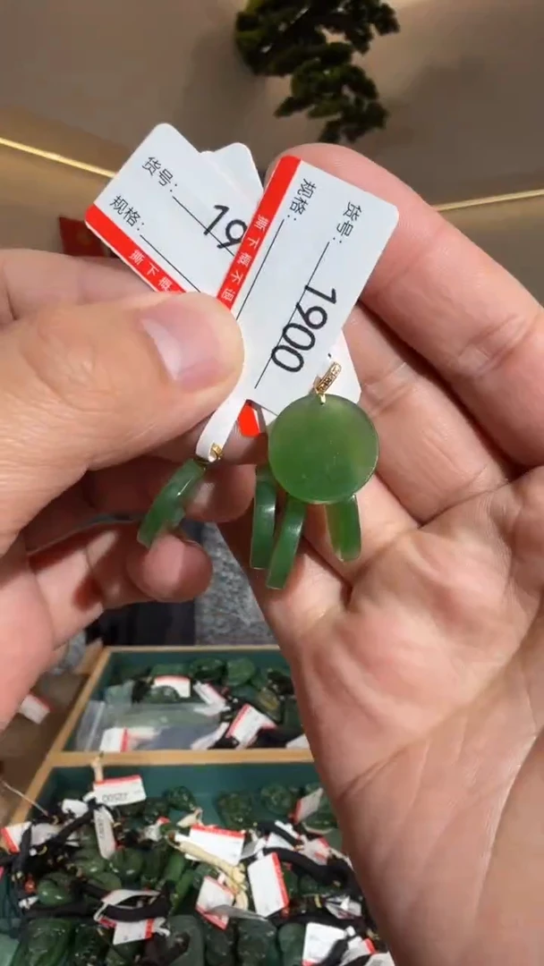 颈饰未镶嵌和田玉1多样性发货发其中一件