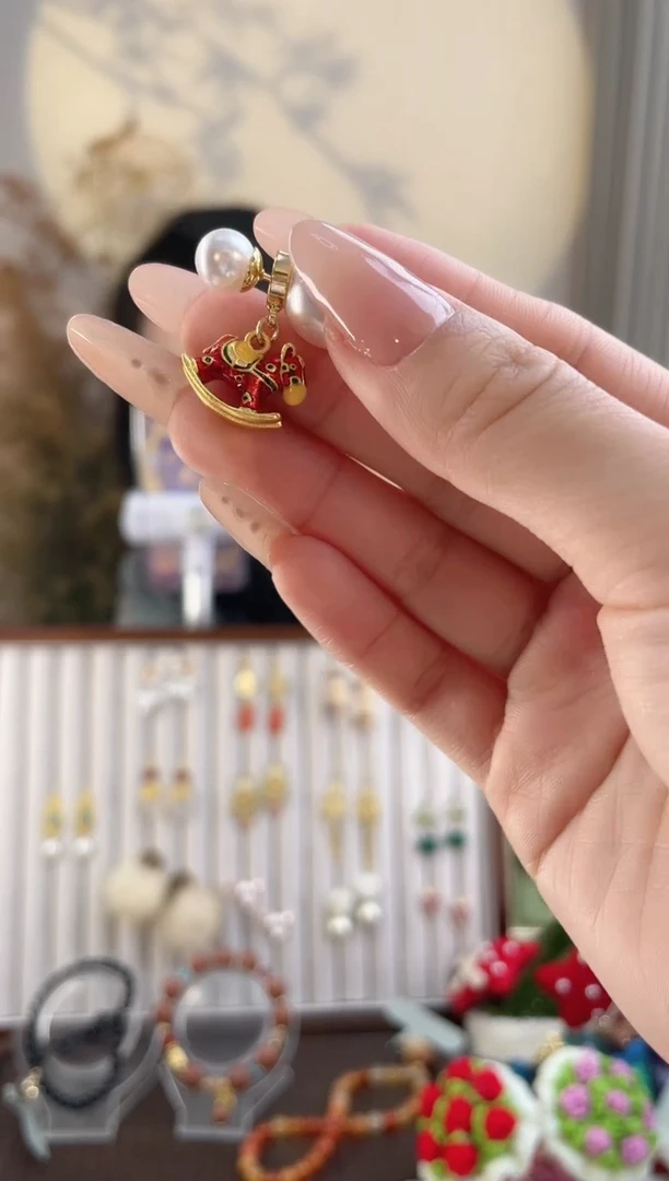 铜合金925银无红色小马耳钉