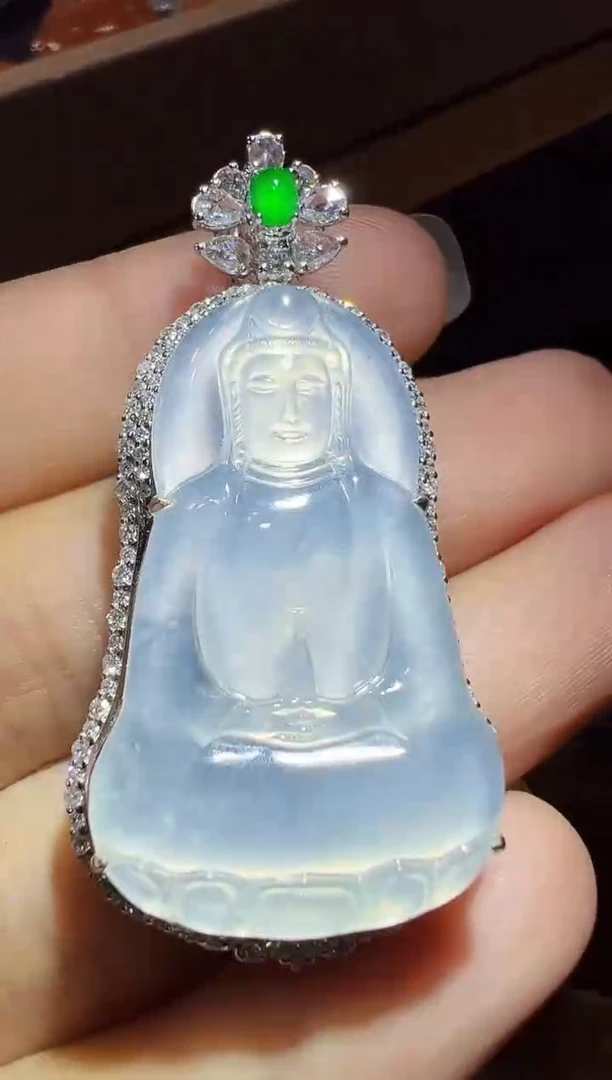 颈饰18K金镶嵌翡翠观音