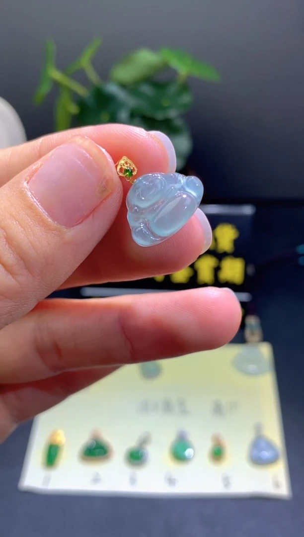 翡翠18K金镶嵌颈饰翡翠吊坠